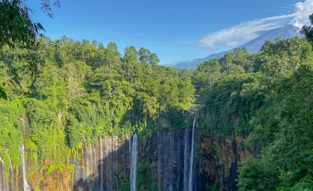tumpak sewu view point dengan gunung semeru
